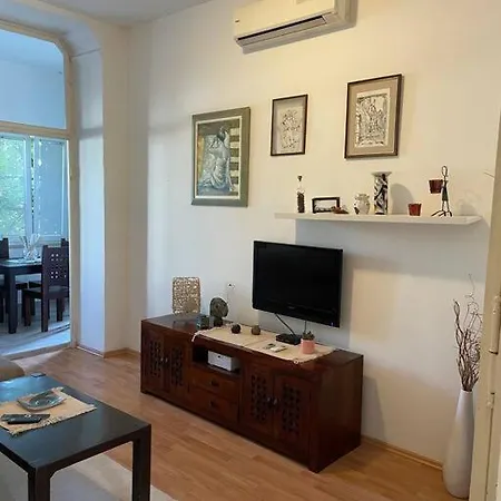 Apartment Lovely 3-bedroom In Center Of *