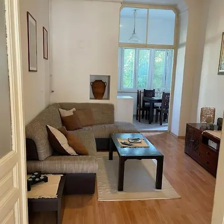 Lovely 3-bedroom In Center Of Apartment
