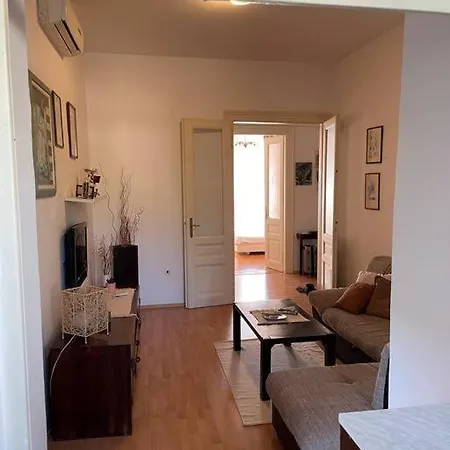 Lovely 3-bedroom In Center Of Apartment