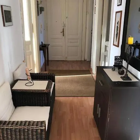 Lovely 3-bedroom In Center Of Apartment *
