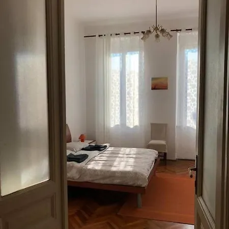 Apartment Lovely 3-bedroom In Center Of *