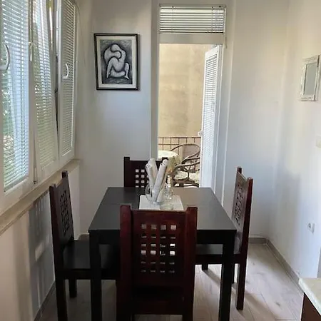 Apartment Lovely 3-bedroom In Center Of