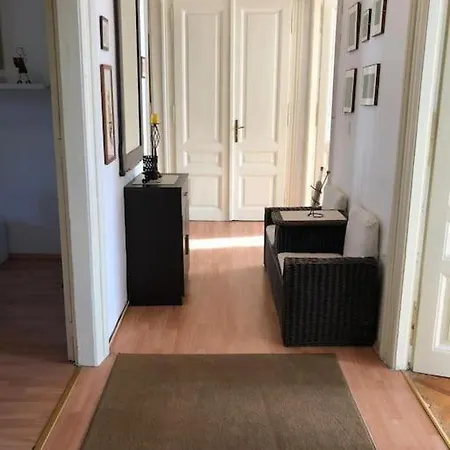 Lovely 3-bedroom In Center Of Apartment *
