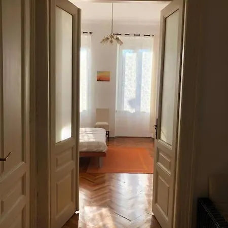 Apartment Lovely 3-bedroom In Center Of *