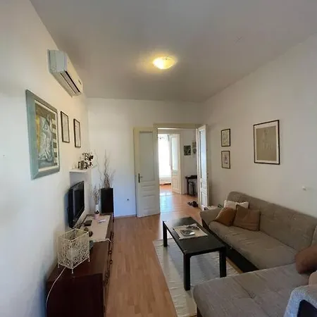 Lovely 3-bedroom In Center Of Apartment *
