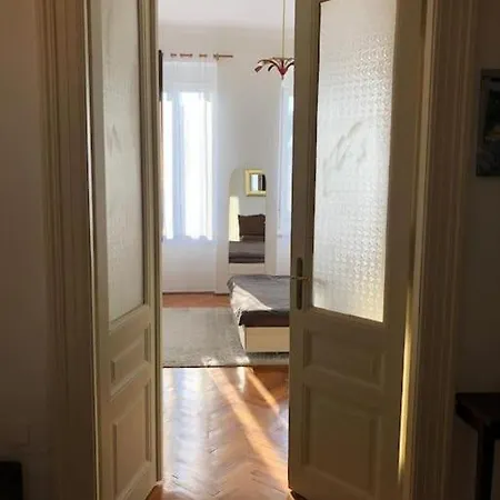 Apartment Lovely 3-bedroom In Center Of *