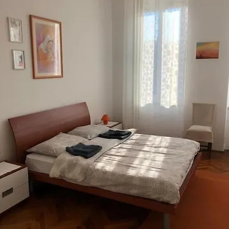Lovely 3-bedroom In Center Of *