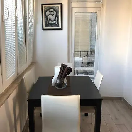 Apartment Lovely 3-bedroom In Center Of