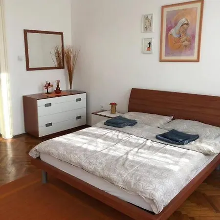 Lovely 3-bedroom In Center Of Apartment *